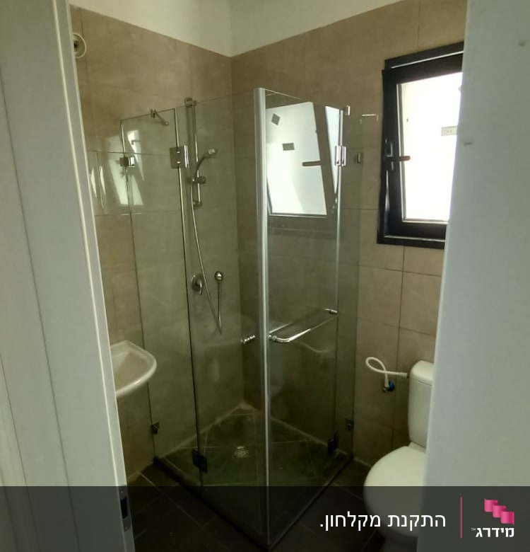 מקלחון זכוכית עם ראש מקלחת וקירות אריחים